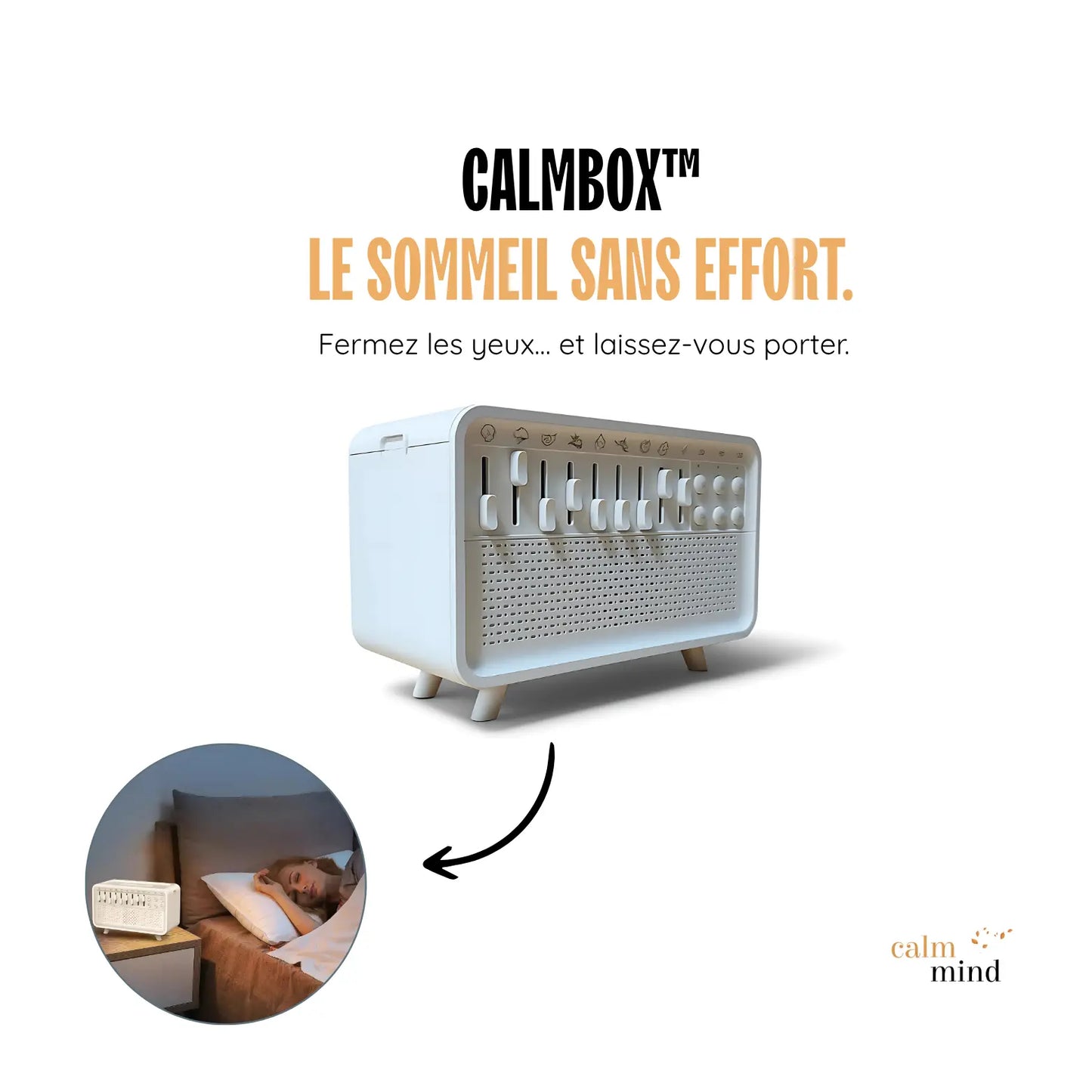 Diffuseur sonore CalmBox™ pour le sommeil avec 8 sons relaxants, lumière douce et minuterie intégrée. Idéal pour s’endormir facilement. Photo du produit sur fond blanc avec une mise en situation dans une chambre à coucher.