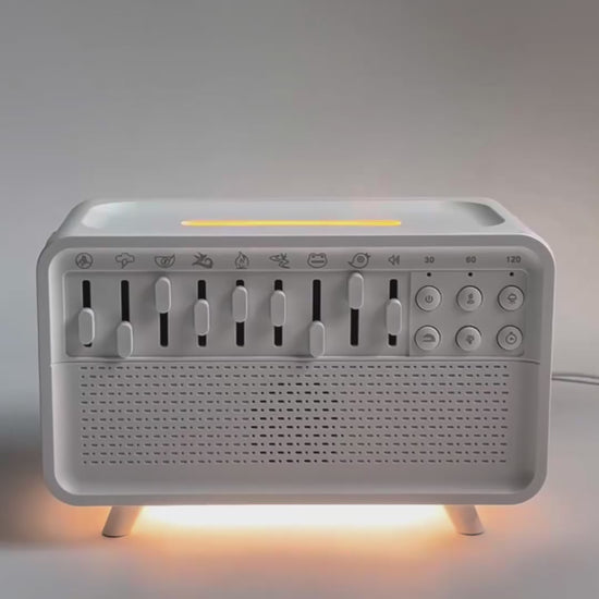 Vidéo démonstration du diffuseur sonore CalmBox™ montrant une personne ajustant les curseurs de sons (pluie, feu, oiseaux, etc.), utilisant les boutons de lumière, de minuterie et de brume. Lumière ambiante activée. Présentation claire des fonctionnalités en conditions réelles.