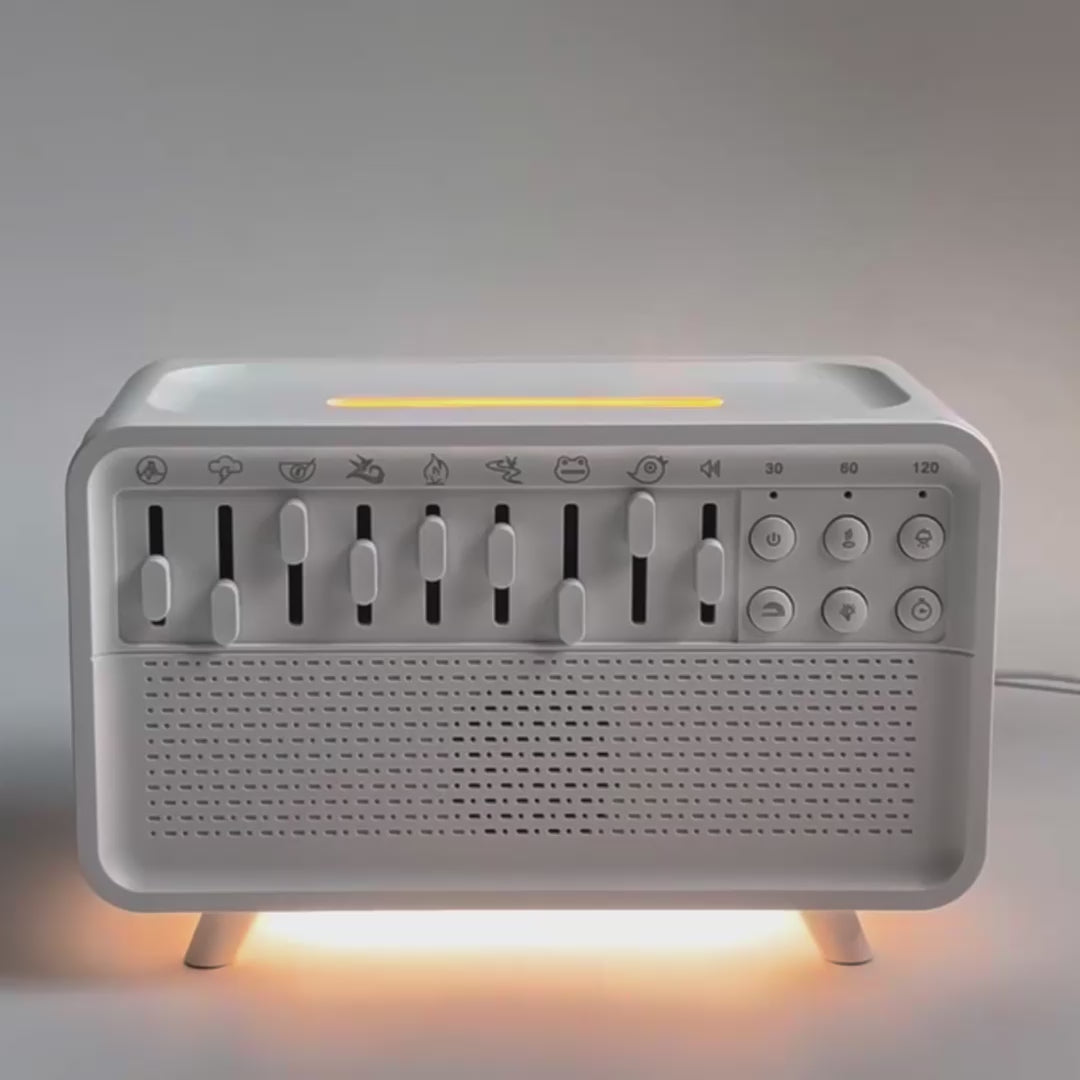 Vidéo démonstration du diffuseur sonore CalmBox™ montrant une personne ajustant les curseurs de sons (pluie, feu, oiseaux, etc.), utilisant les boutons de lumière, de minuterie et de brume. Lumière ambiante activée. Présentation claire des fonctionnalités en conditions réelles.
